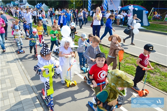 "Жизнь столицы". Массовый заезд детей на самокатах «Турбогонщик» в честь юбилея города