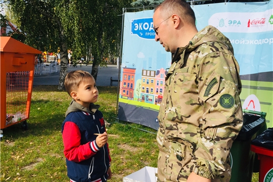 Проект «Экодвор»: в этнокомплексе «Амазония» появился контейнер для раздельного сбора мусора