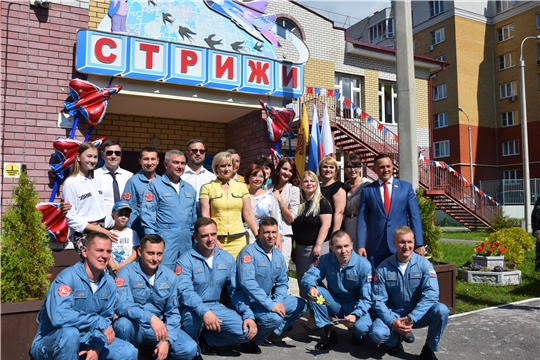 Летчики пилотажной группы «Стрижи» пришли в гости к подопечным «стрижатам»