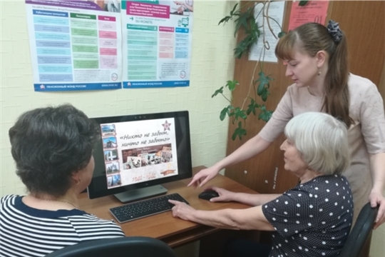 Очередное занятие в Новочебоксарском центре социального обслуживания населения в рамках проекта «Равные возможности» посвящено Дню Победы
