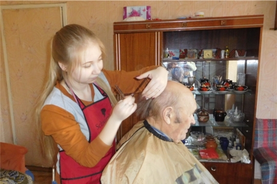 Акция «С заботой к ветеранам»:волонтеры-студенты  оказали ветеранам Великой Отечественной войны парикмахерские услуги на дому