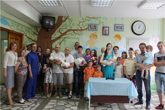 В День защиты детей в Новочебоксарском медицинском центре состоялась торжественная выписка новорожденных