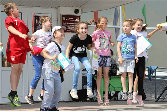 В День защиты детей юные горожане получили подарки от «Химпрома»