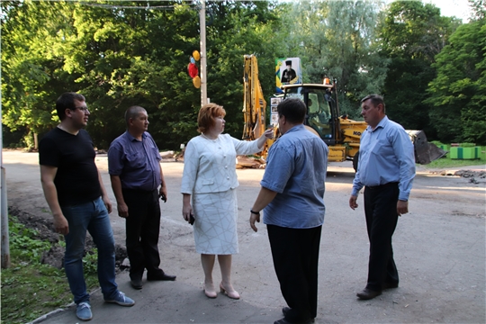 Глава администрации Новочебоксарска Ольга Чепрасова ознакомилась с ходом ремонта пешеходных зон Ельниковской рощи
