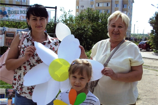 В День семьи, любви и верности библиотека семейного чтения организовала выставку-викторину для взрослых и детей «Венец всех ценностей – семья»