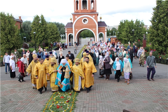 Глава Чувашской митрополии, Высокопреосвященнейший Варнава, митрополит Чебоксарский и Чувашский совершил Божественную литургию в соборе святого князя Владимира г. Новочебоксарска