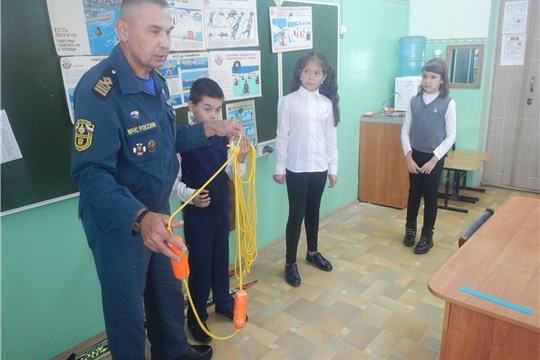 В рамках месячника безопасности людей на водных объектах для юных жителей Новочебоксарска начаты открытые уроки