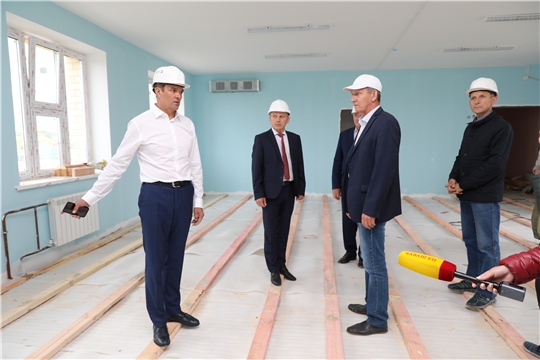 Глава республики в Комсомольском районе оценил ход строительства детского сада и капремонта в школе