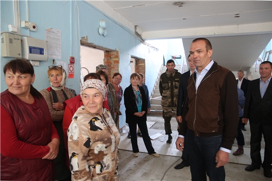 Михаил Игнатьев проинспектировал выполнение ремонта в Богатыревской средней школе Цивильского района