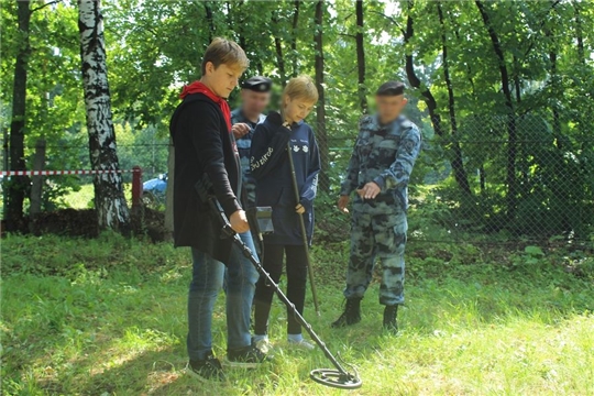 Сотрудники ОМОН совместно с Республиканским стрелково-спортивным клубом ДОСААФ России в рамках всероссийской акции «Каникулы с Росгвардией» встретились с детьми, отдыхающими в ДОЛ  «Жемчужина Чувашии»