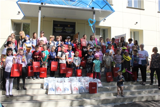 В преддверии Дня знаний дети из замещающих семей  получили  подарки от Фондов «Мир добра» и «Хевел»