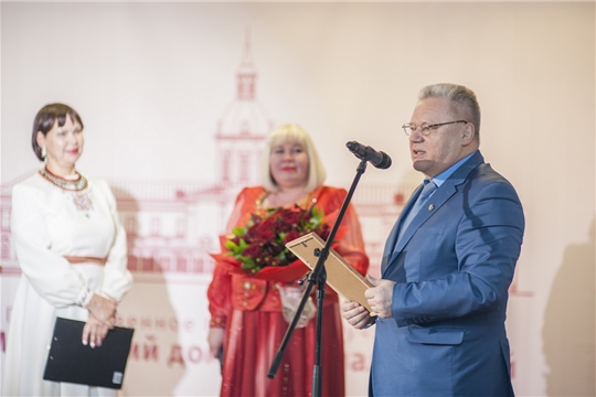 Петр Чекмарев посетил творческий вечер заслуженной артистки Чувашской Республики