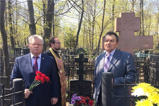 Возложение цветов к могиле выдающегося чувашского просветителя Ивана Яковлевича Яковлева