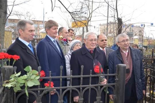 Возложение цветов на могилу Ивана Яковлевича Яковлева