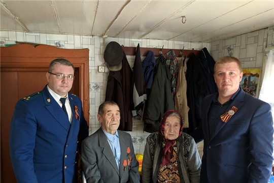 В преддверии Дня Победы прокурор Порецкого района посетил ветеранов Великой Отечественной войны