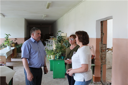 Евгений Лебедев ознакомился с ходом ремонтных работ в образовательных организациях Порецкого района
