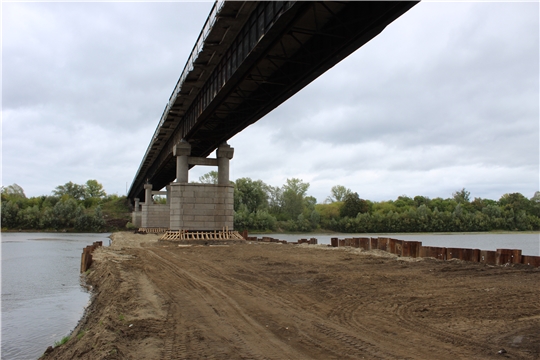 Продолжаются работы по капитальному ремонту моста через р. Сура