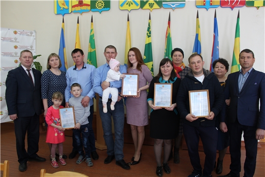 В Шемуршинском районе состоялось вручение Свидетельств о праве на получение социальной выплаты молодым семьям