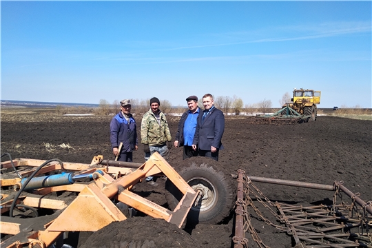 Глава администрации Шемуршинского района Владимир Денисов ознакомился с ходом весенних полевых работ