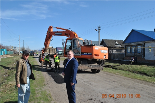 Глава администрации Шемуршинского района Владимир Денисов ознакомился с ходом выполнения работ по ямочному ремонту дорог