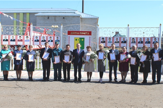 В день праздника весны и труда 1 Мая в Шемуршинском районе состоялась церемония занесения на Доску Почета