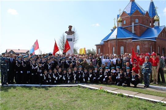 В Шемуршинском районе состоялось торжественное открытие бюста Герою России Олегу Долгову