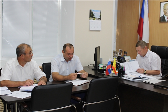 Рабочая неделя в администрации Шемуршинского района началась с планерки главы администрации Владимира Денисова