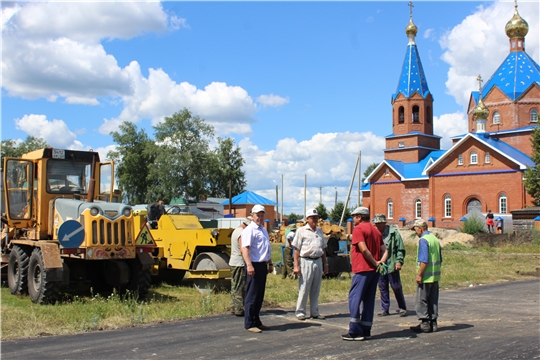 Глава администрации Шемуршинского района Владимир Денисов проинспектировал ход проведения ремонта дворовой территории