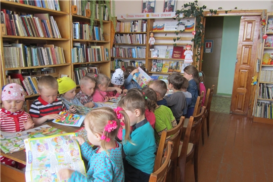 В библиотеке Шемуршинского района проведен час периодики «Журнальный калейдоскоп»