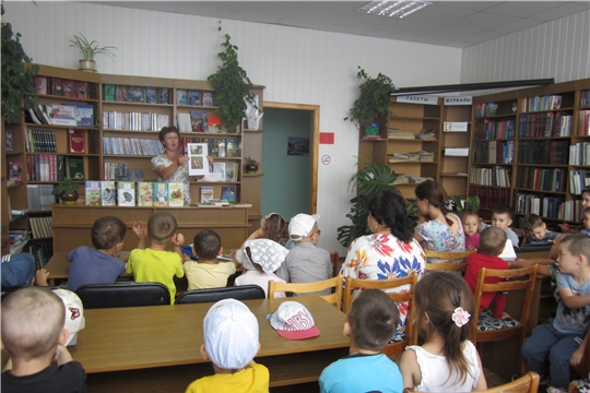 В библиотеке Шемуршинского района прошел час полезной информации «С лукошком в лес»