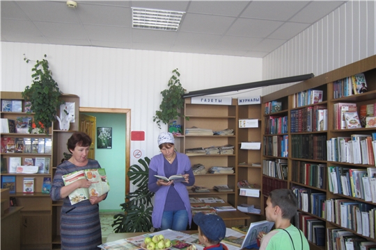 В библиотеке Шемуршинского района для читателей провели час духовности «Три спаса»