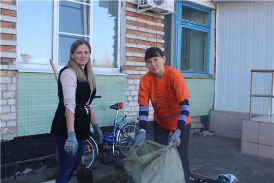 В четверг, 25 апреля,  работники администрации Шумерлинского района провели субботник по благоустройству территории.