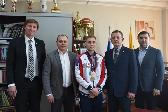 Михаил Богаратов поздравил гимнаста Владислава Поляшова с успешным выступлением на международных соревнованиях