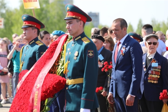В День Победы Глава Чувашии Михаил Игнатьев возложил цветы к Вечному огню