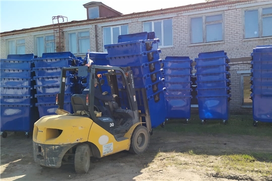 В Урмарский район поступила вторая партия контейнеров для твердых коммунальных отходов
