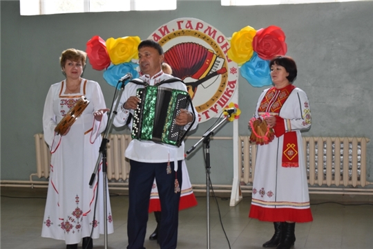 В районном Доме культуры п. Урмары состоялся районный фестиваль-конкурс гармонистов, частушечников и плясунов «Играй гармонь, звени частушка»