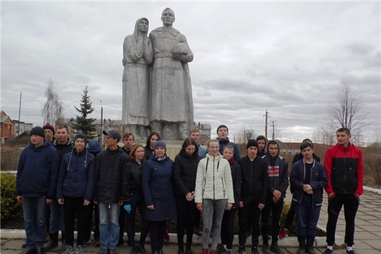 Волонтеры техникума провели субботник в Сквере памяти