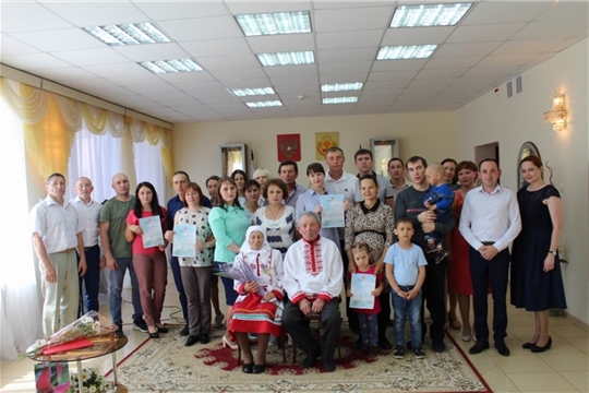 В Международный День семьи в отделе ЗАГС состоялось чествование супругов Аруслановых из деревни Ойкас-Яндоба, отметивших "бриллиантовую" свадьбу и торжественное вручение свидетельств о праве на получение социальной выплаты молодым семьям