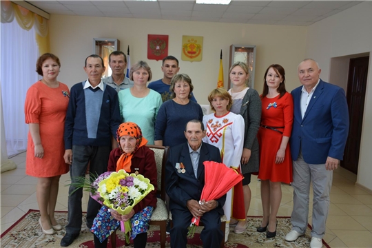 В отделе ЗАГС администрации района семью Петровых поздравили с 65-летием совместной жизни