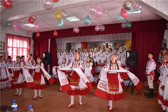 29 марта в Малокарачкинском СДК прошёл юбилейный вечер народного ансамбля песни и танца «Пошкăрт»
