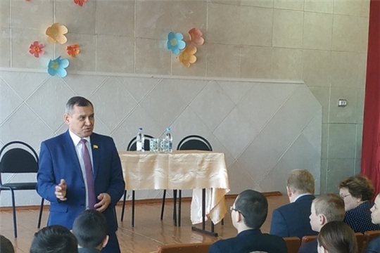 Парламентский час: встреча учащихся Советской школы с депутатом Государственного Совета Чувашской Республики Владимиром Ивановым