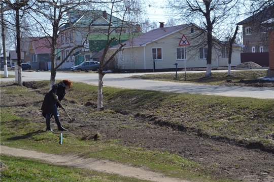 Дружный коллектив Ядринского районного Дома культуры вышел на уборку территории