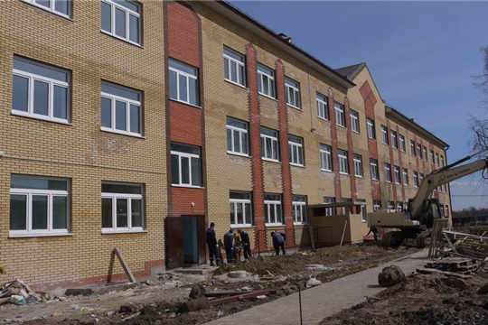 Глава Ядринской районной администрации А.Софронов сегодня ознакомился с ходом строительства новой школы в г.Ядрин