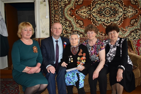 Глава Ядринской районной администрации Андрей Софронов: «Поздравление ветеранов на дому является хорошей традицией»