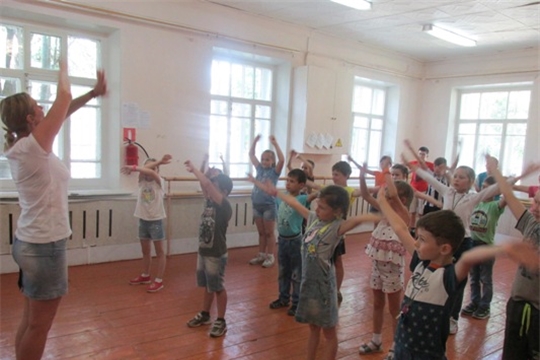 Ребята из пришкольного лагеря «Планета здоровых ребят» на танцевальных занятиях в Доме детского творчества