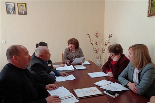В рамках районного месячника по охране труда состоялось совместное заседание трехсторонней комиссии по регулированию социально-трудовых отношений в Ядринском районе