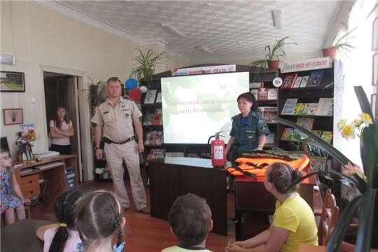 В Ядринской детской библиотеке  в рамках акции «Безопасное лето» прошел урок осторожности «Лето красное - для здоровья прекрасное»