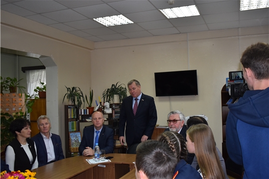 Ядринскую центральную библиотеку посетил депутат Государственной Думы VII созыва РФ Николай Малов