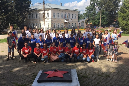 Активисты молодежных организаций Ядринского района приняли участие в праздновании Дня государственного флага России