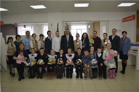 В центре «Мои документы» Яльчикского района состоялось торжественное вручение удостоверений многодетным семьям
